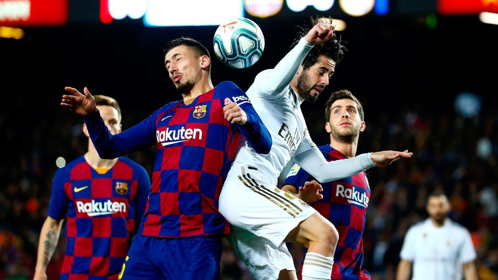Isco Alarcón y Lenglet disputan un balón en el Clásico