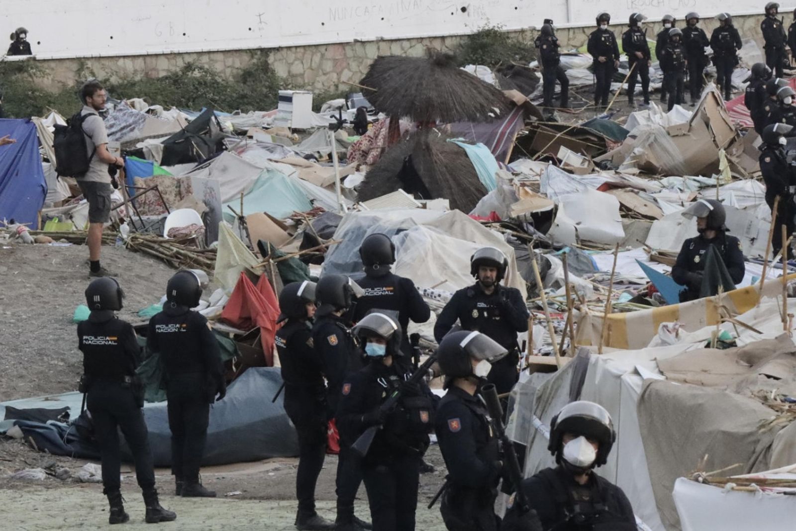 La policía desaloja el asentamiento de la playa próxima a la desaladora de Ceuta