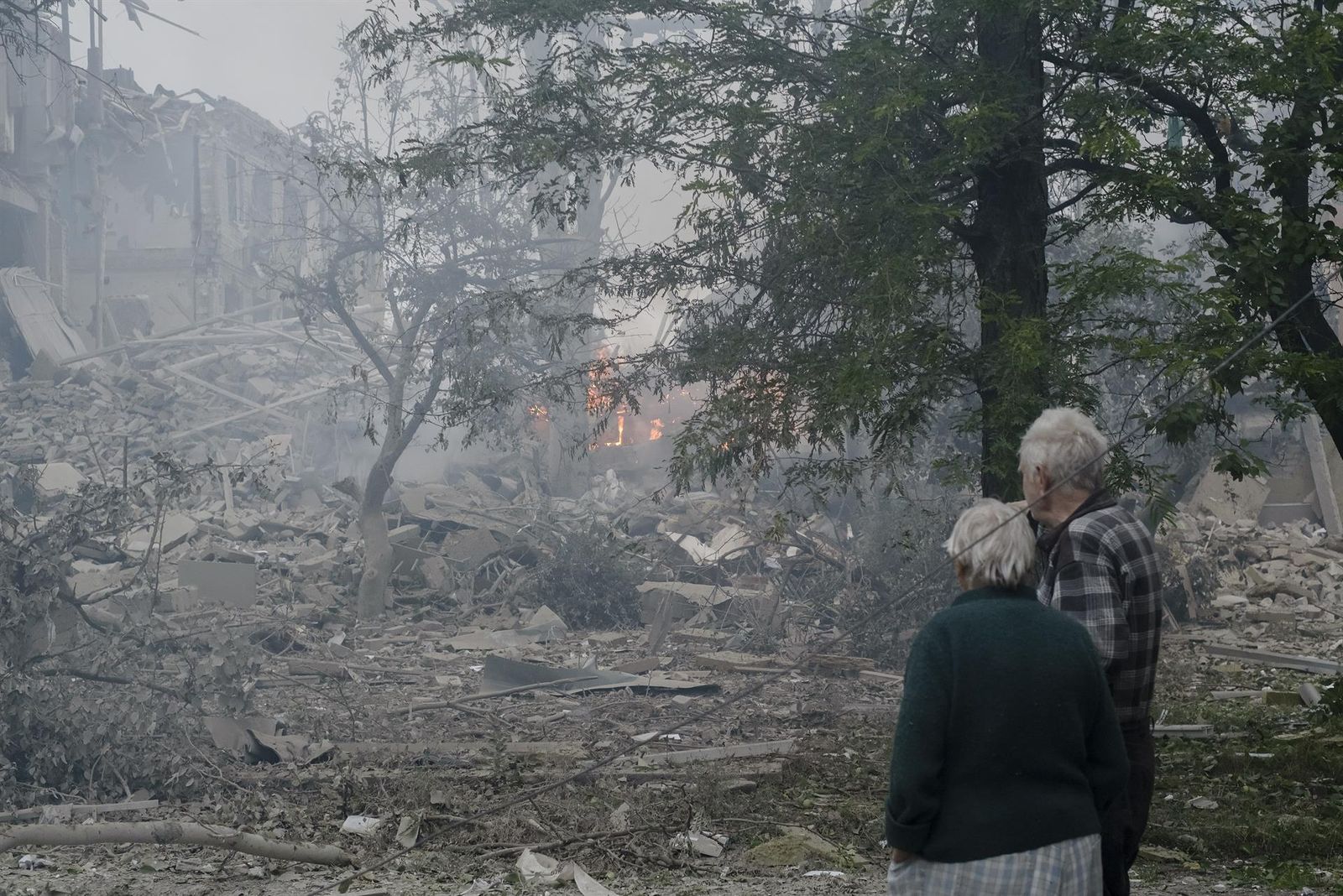 Dos ancianos contemplan los destrozos en una vivienda en Donetsk, Ucrania