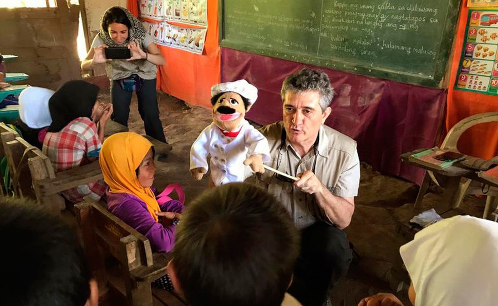 Guillermo Fesser en el rodaje de 'El Monstruo invisible' en Filipinas