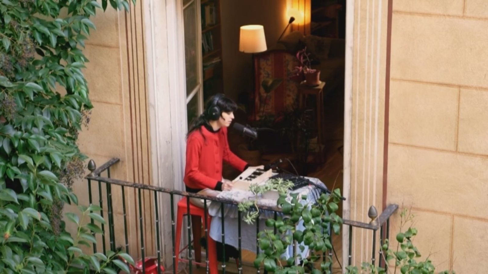 Malasaña practica su particular 'balconing' musical