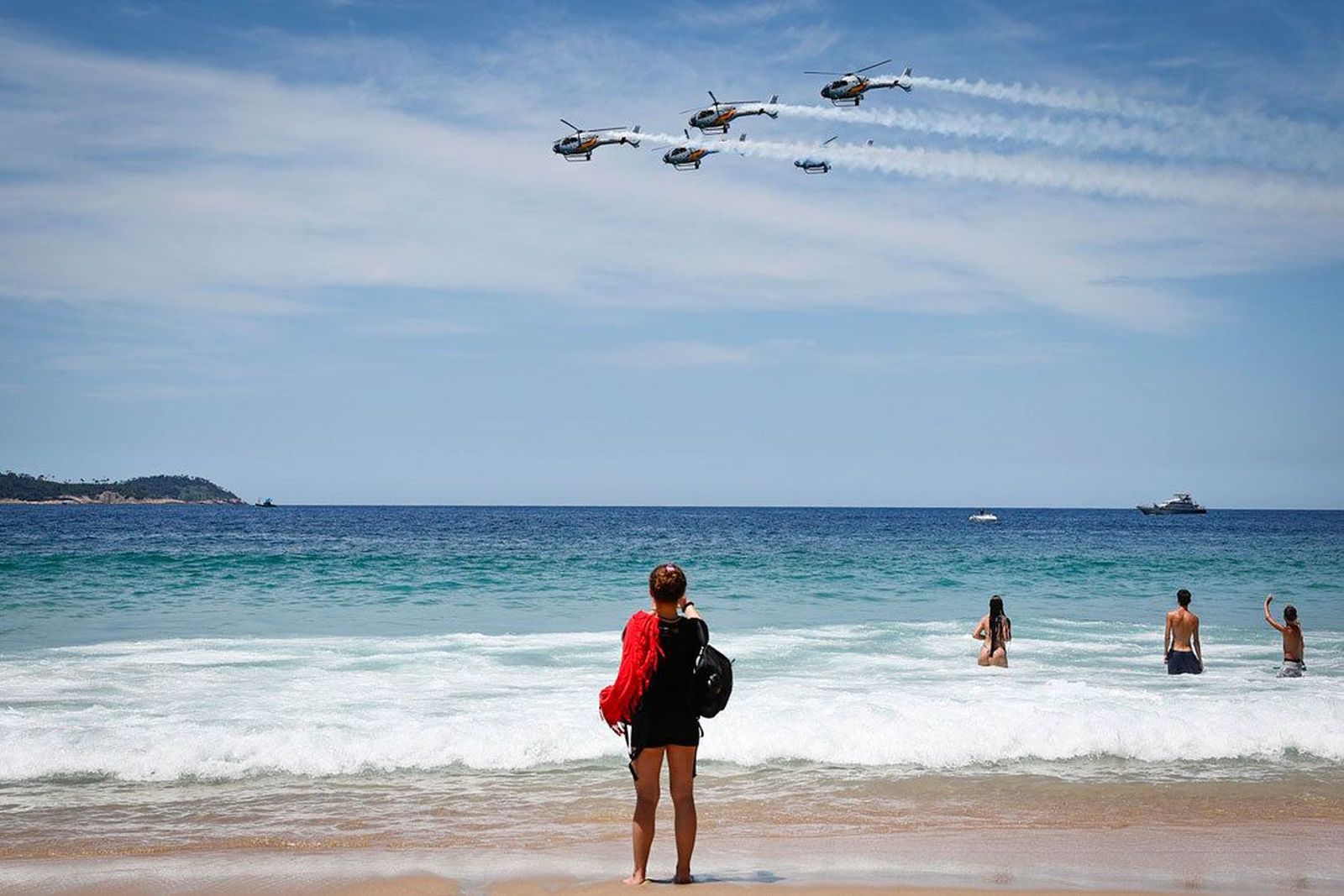 La patrulla Aspa realiza una exhibición aérea en Ipanema en el primer centenario del vuelo del Plus Ultra