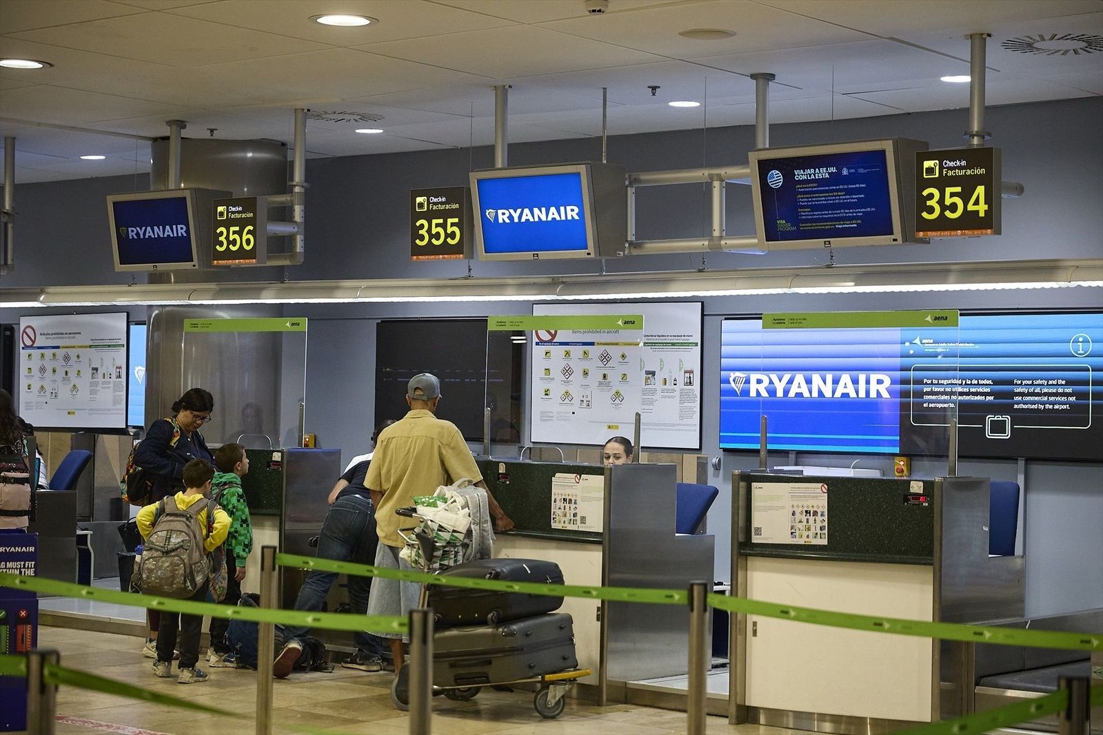Ryanair dejará de volar a Vigo y Tenerife Norte y cierra la base en Santiago