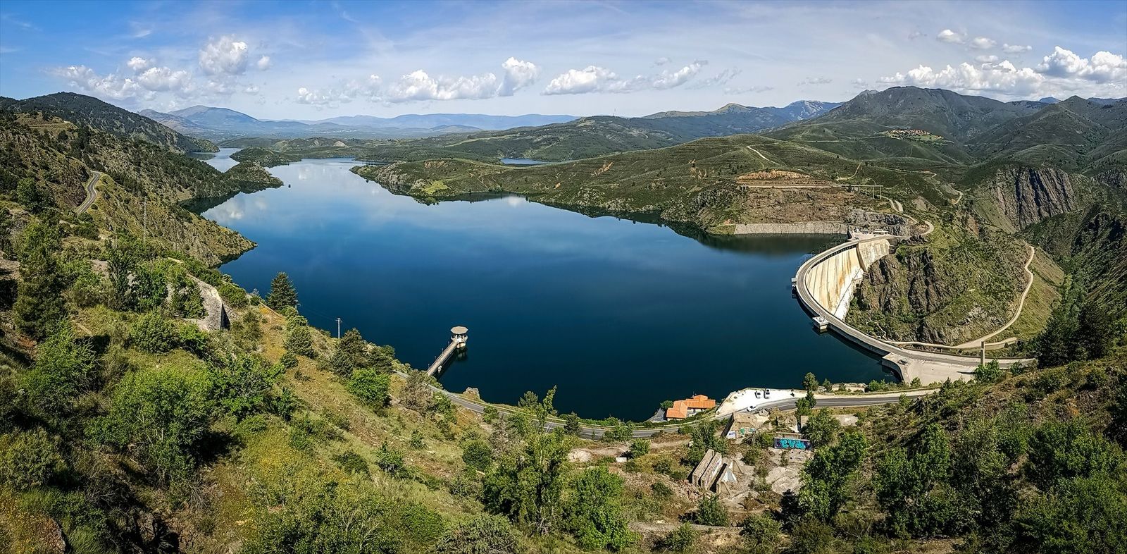 Vista del embalse y presa del Atazar
