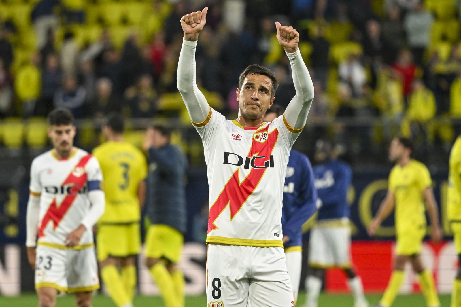 Trejo saluda a la afición rayista en Villarreal