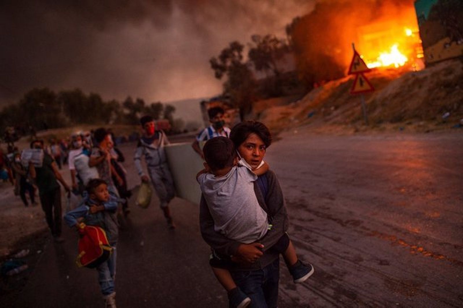 Huida de niños del campo de refugiados en llamas de Moria
