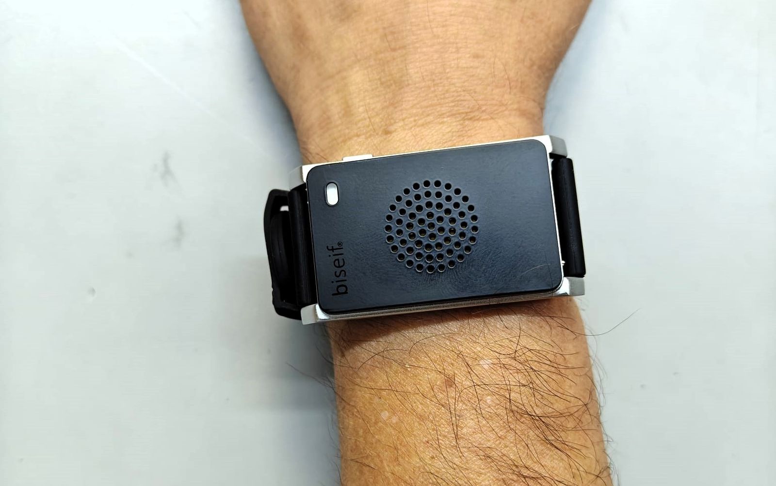 Una de las nuevas pulseras antigolpe de calor para los empleados municipales de Alcalá de Henares