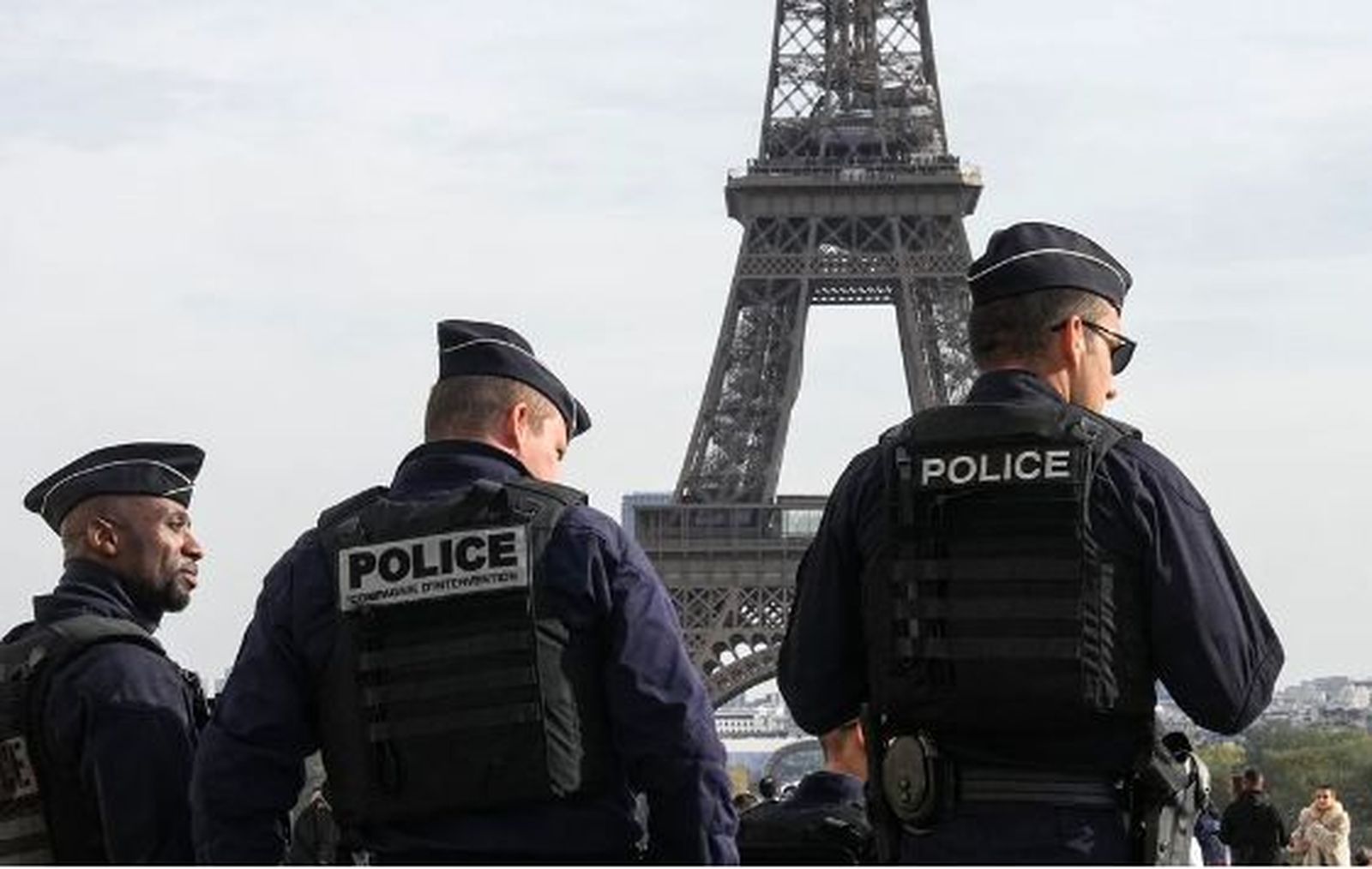 Policía francesa ante la Torre Eiffel