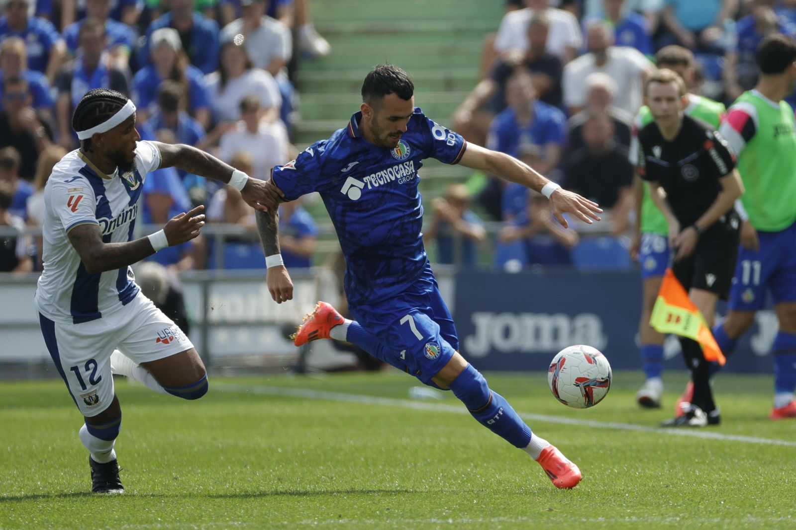 El defensa del Getafe Alex Sola y el centrocampista francés del Leganés Valentin Rosier, durante el partido