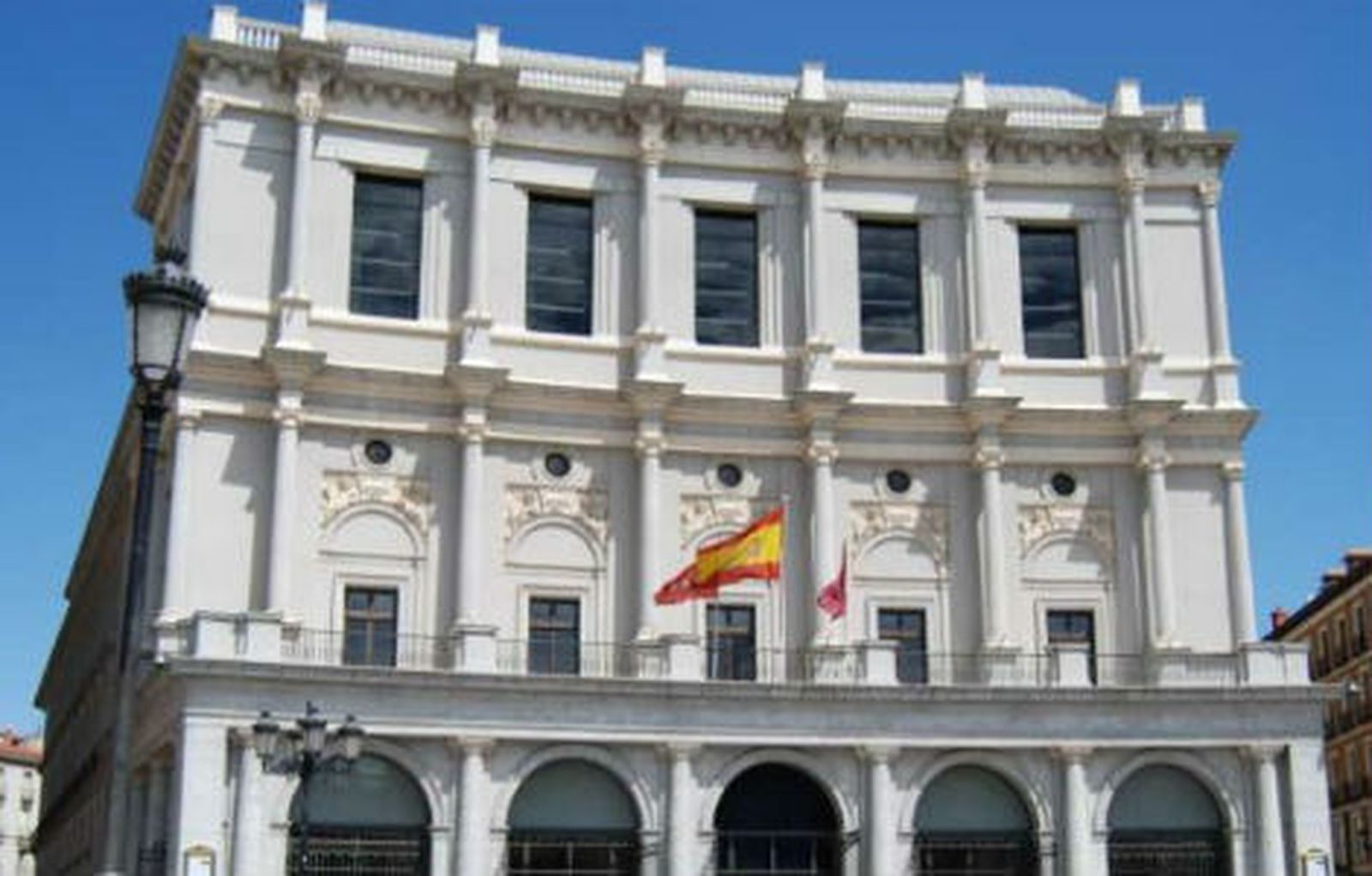 Las fuertes lluvias provocan el desprendimiento de  una parte de la fachada del Teatro Real