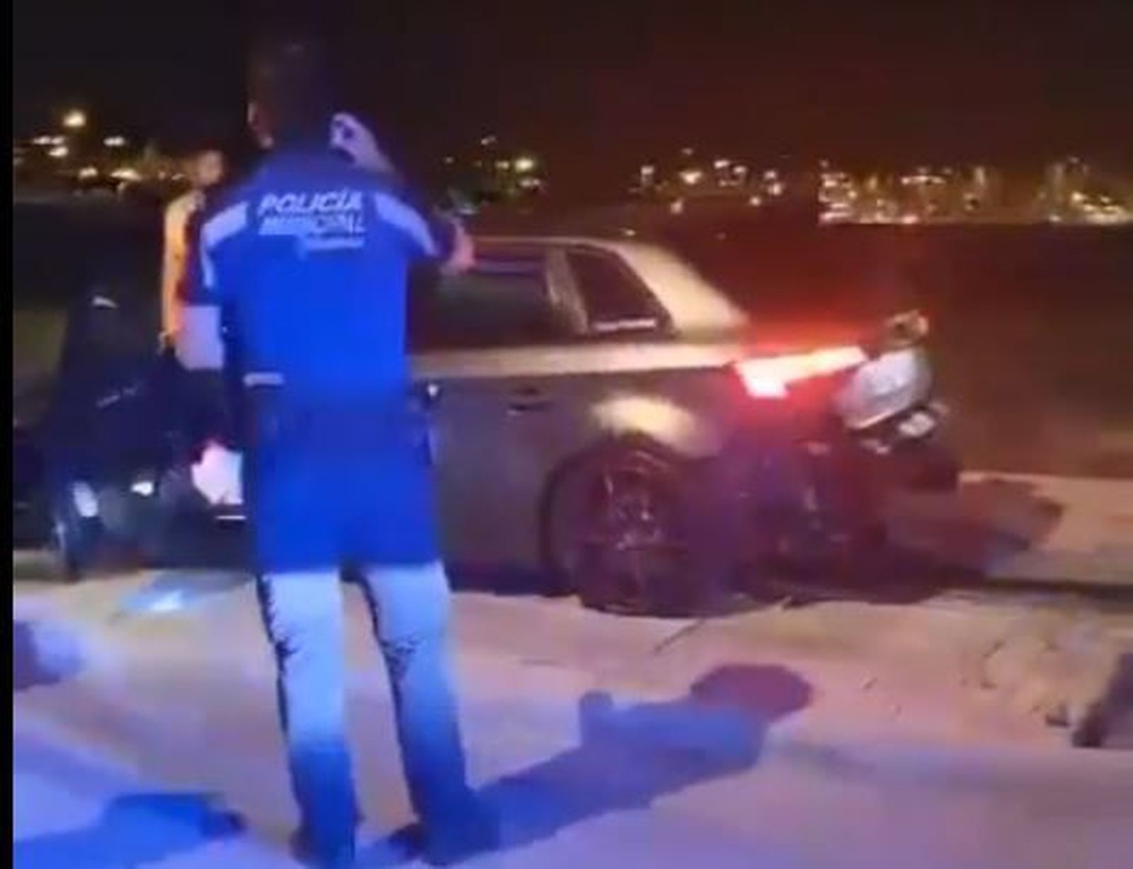 Una carrera ilegal junto al Metropolitano acaba con un coche siniestro