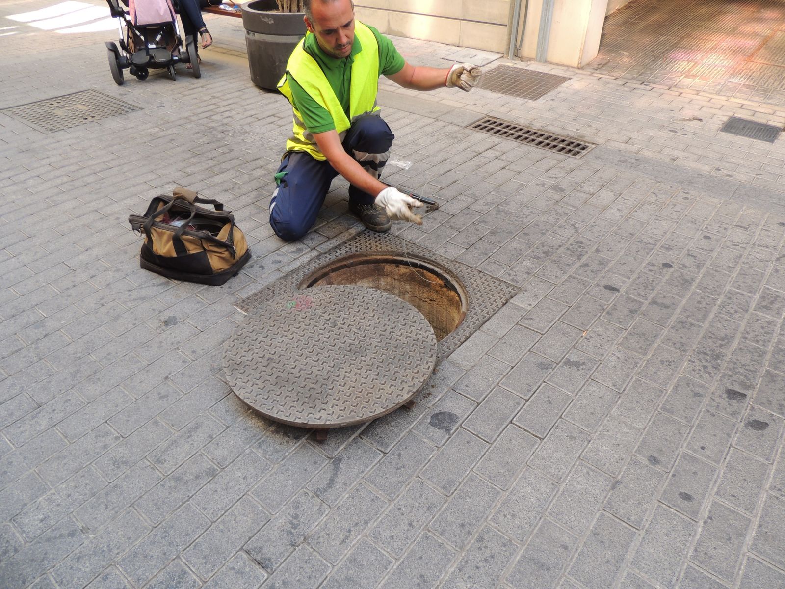 Trabajos de desratización en la vía pública