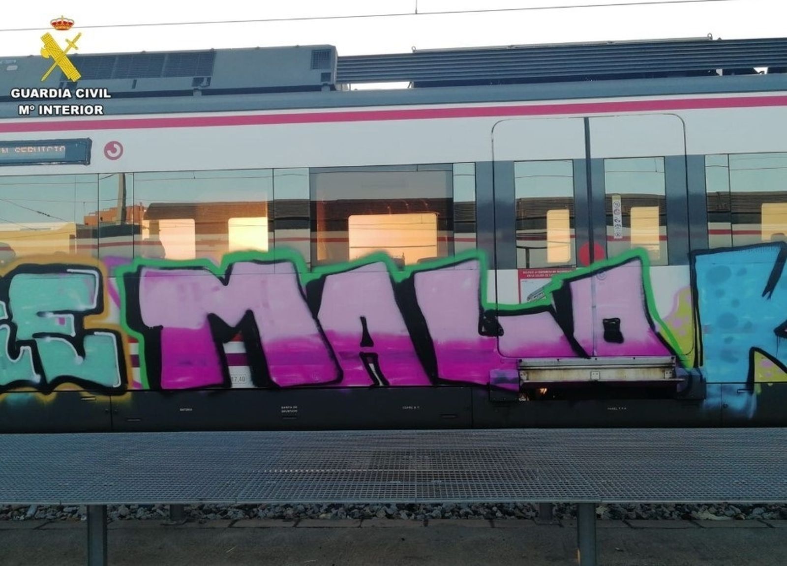 Cercanías dañado por un grafitero