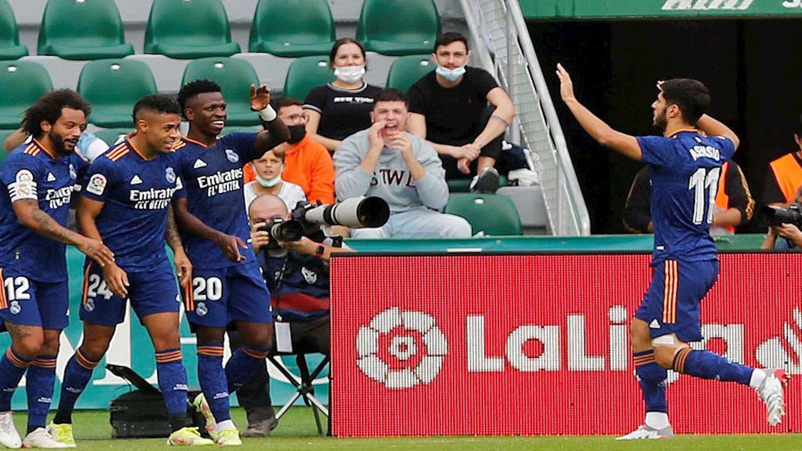 Vinicius Jr celebra con sus compañeros el gol ante el Elche