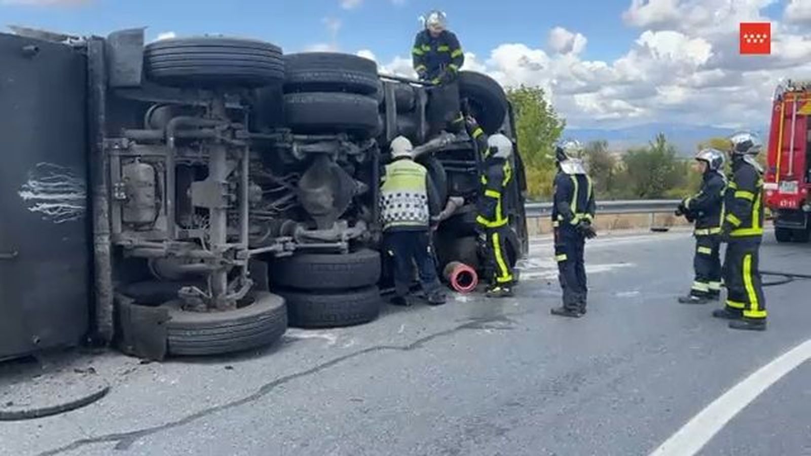 Vuelca un camión de la basura en Majadahonda