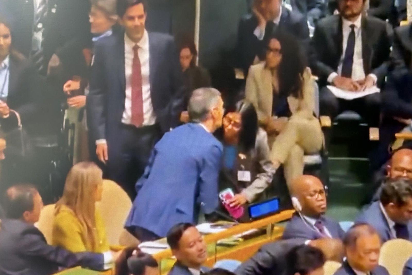 El cariñoso e incómodo saludo entre Delcy Rodriguez y Pedro Sánchez en la ONU