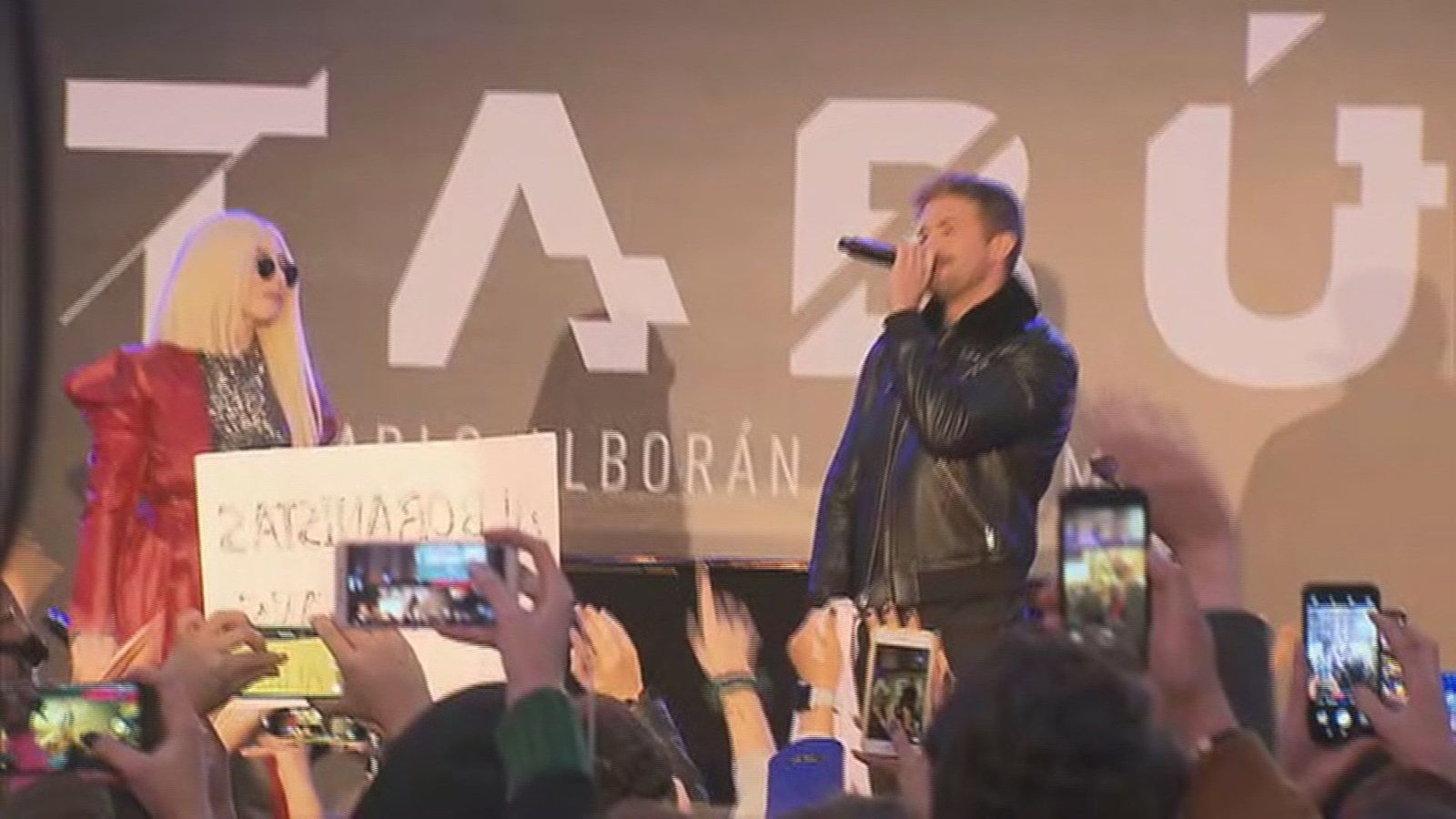 Pablo Alborán y Ava Max sorprenden a sus fans con una actuación en directo en Callao