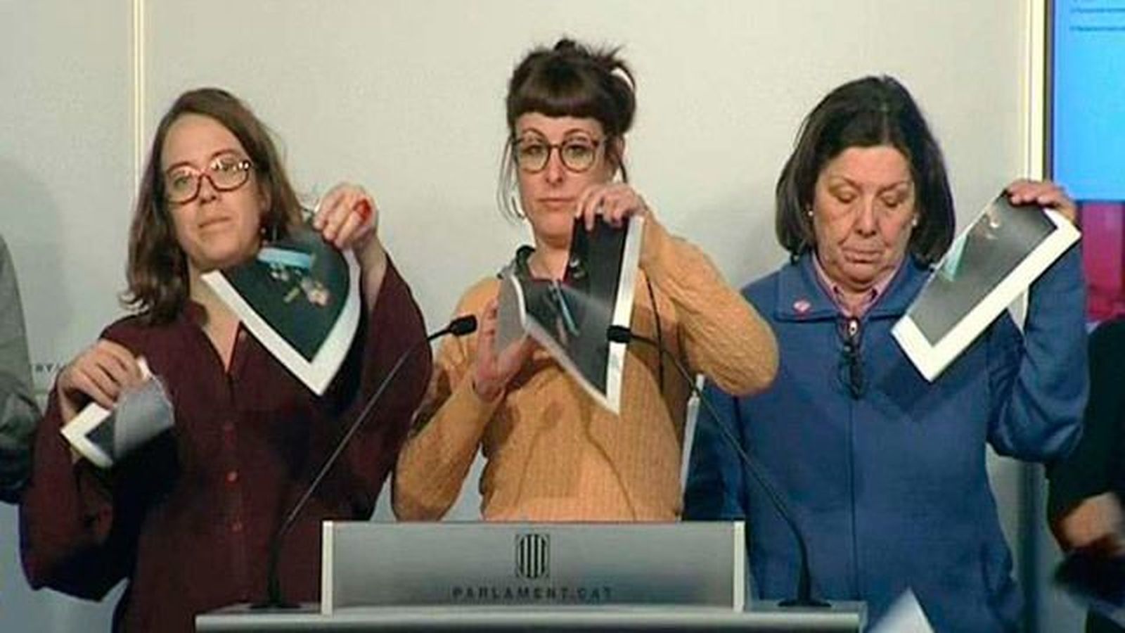 Diputados de la CUP rompen fotos del Rey en una rueda de prensa