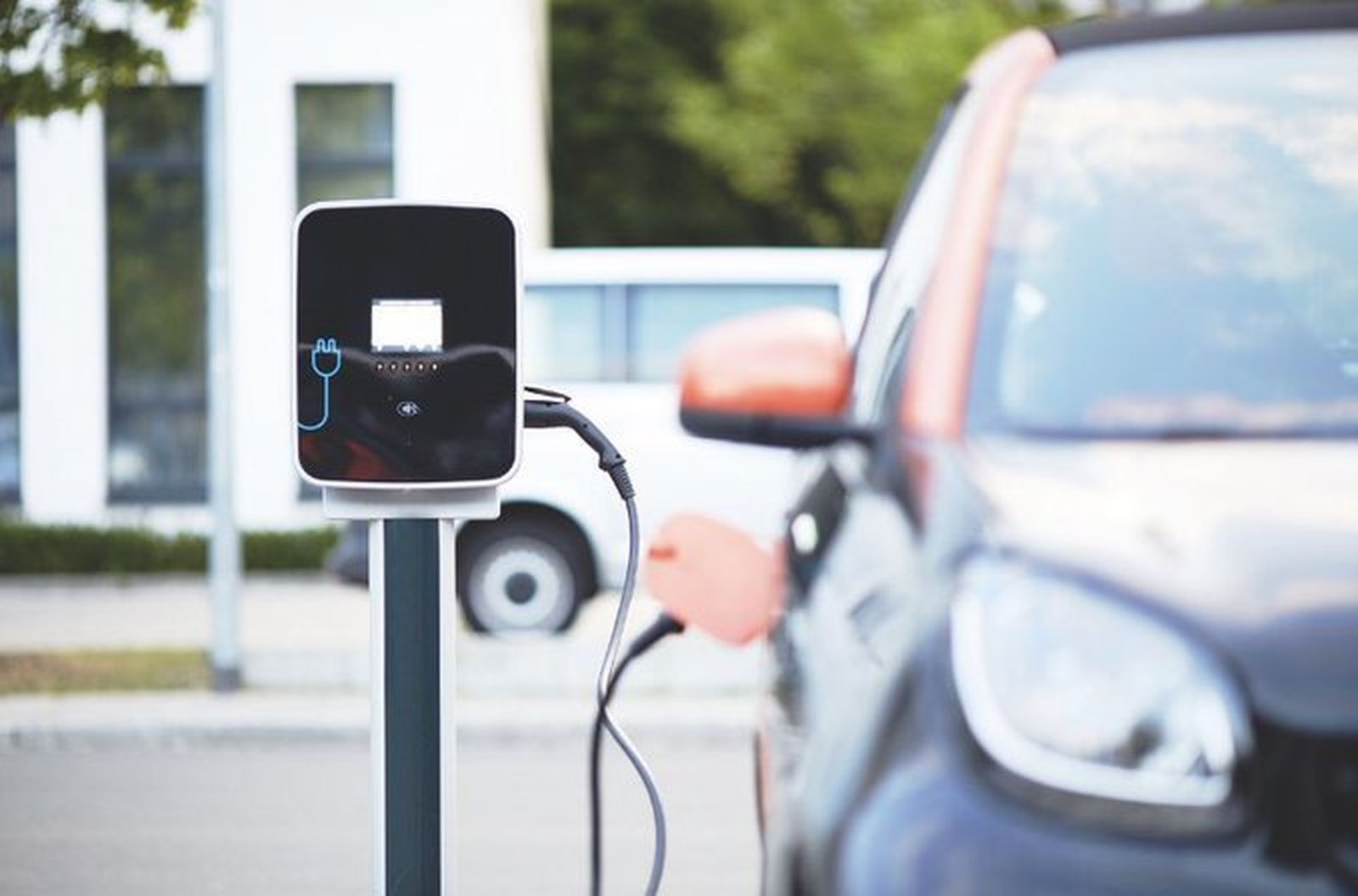 Un vehículo eléctrico en proceso de recarga