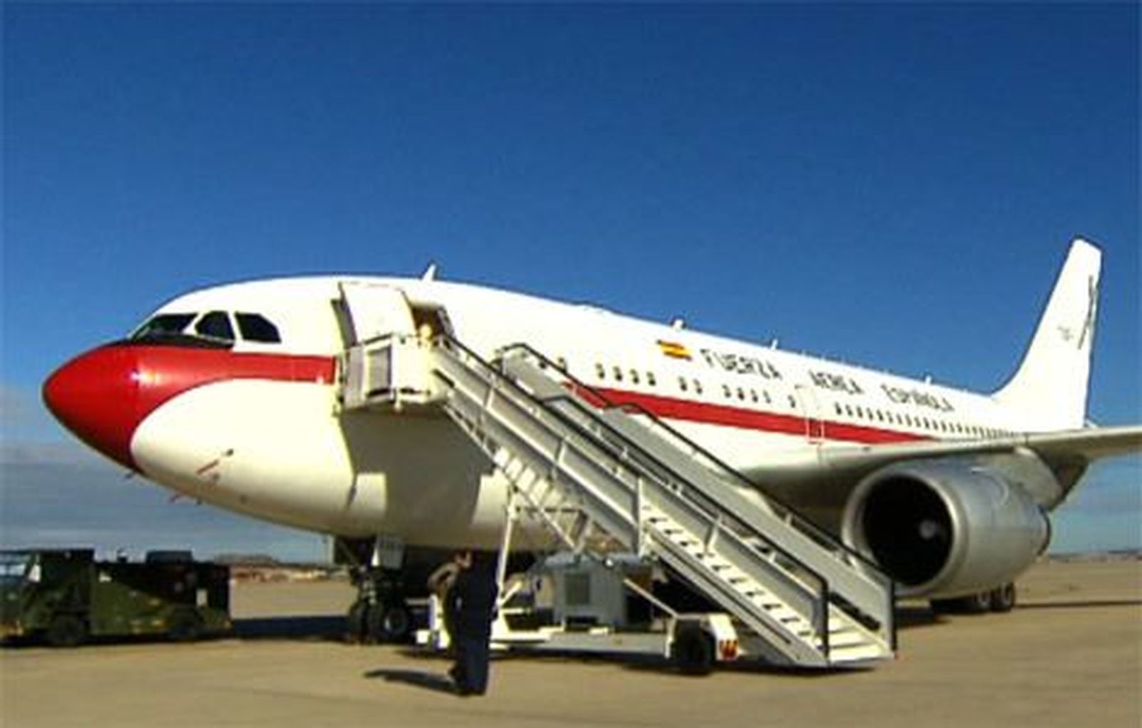 El avión en el que la Reina regresa a España aterriza en Torrejón