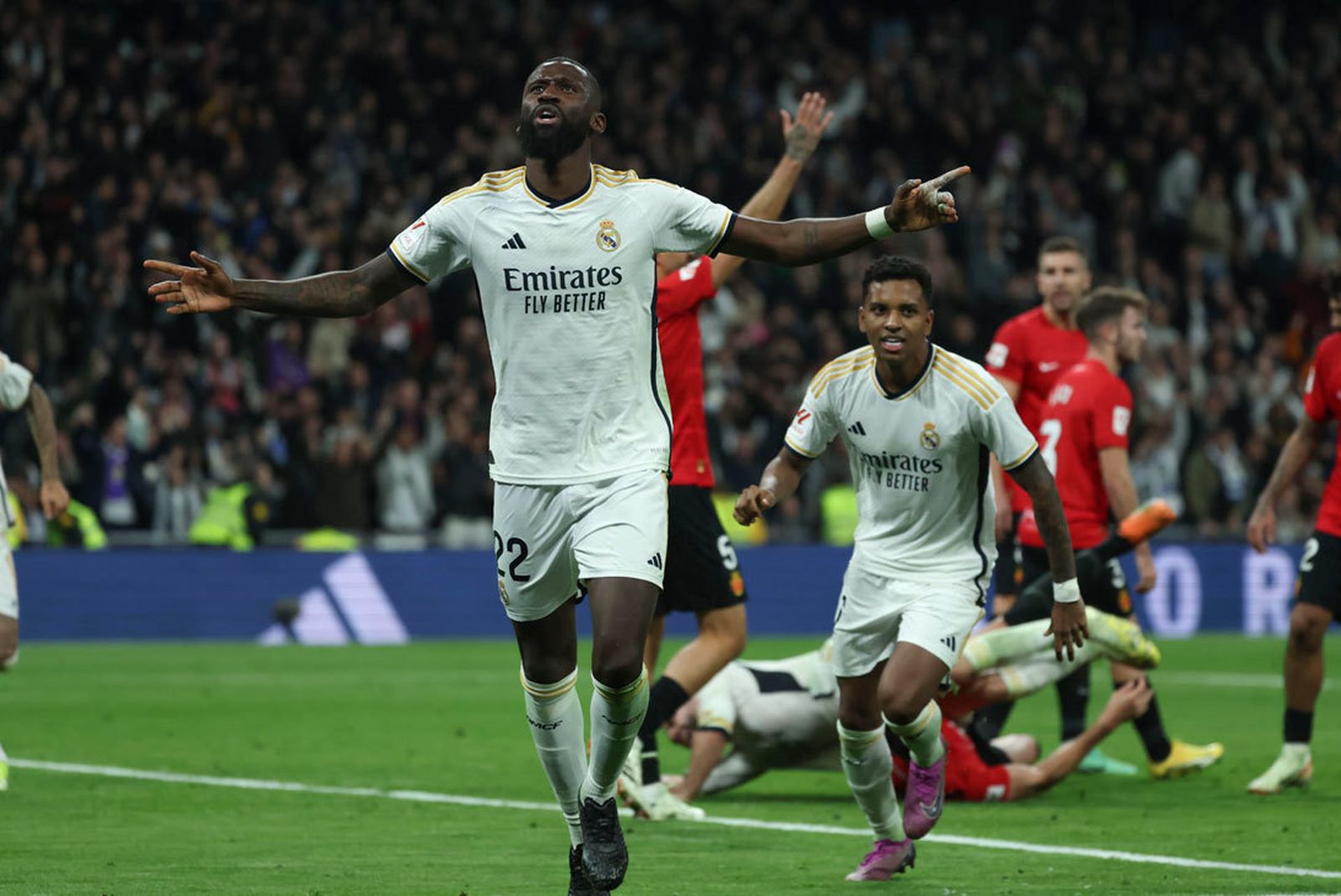 Antonio Rudiger celebra su gol