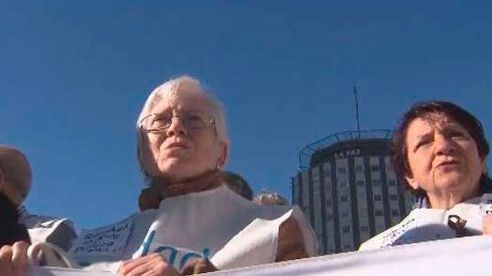 La Marea Blanca rodea el Hospital La Paz para reclamar un servicio público eficaz