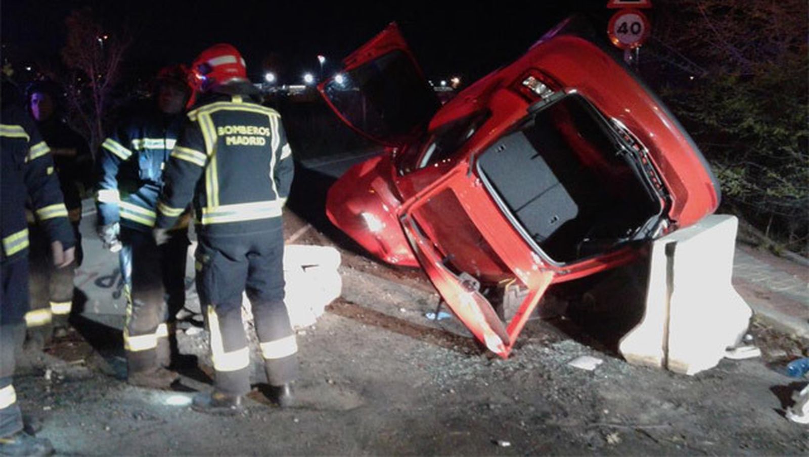 Un herido grave al chocar su vehículo contra una rotonda cerca del aeropuerto
