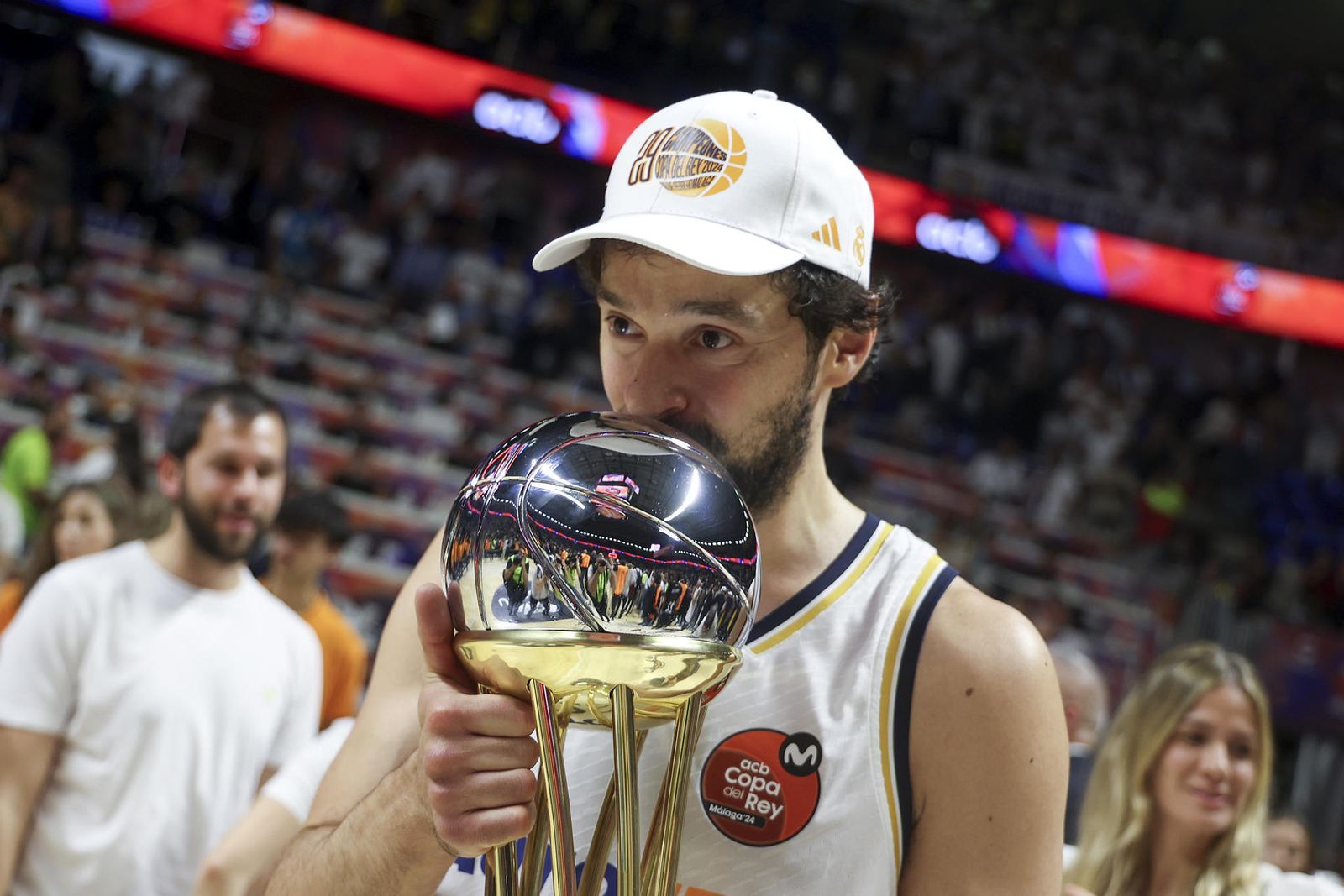 Sergio Llull besa la Copa del Rey