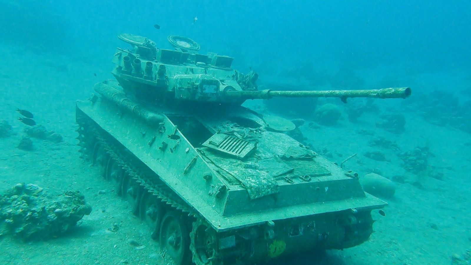 Buceamos en el mar Rojo para visitar el museo militar submarino de Jordania