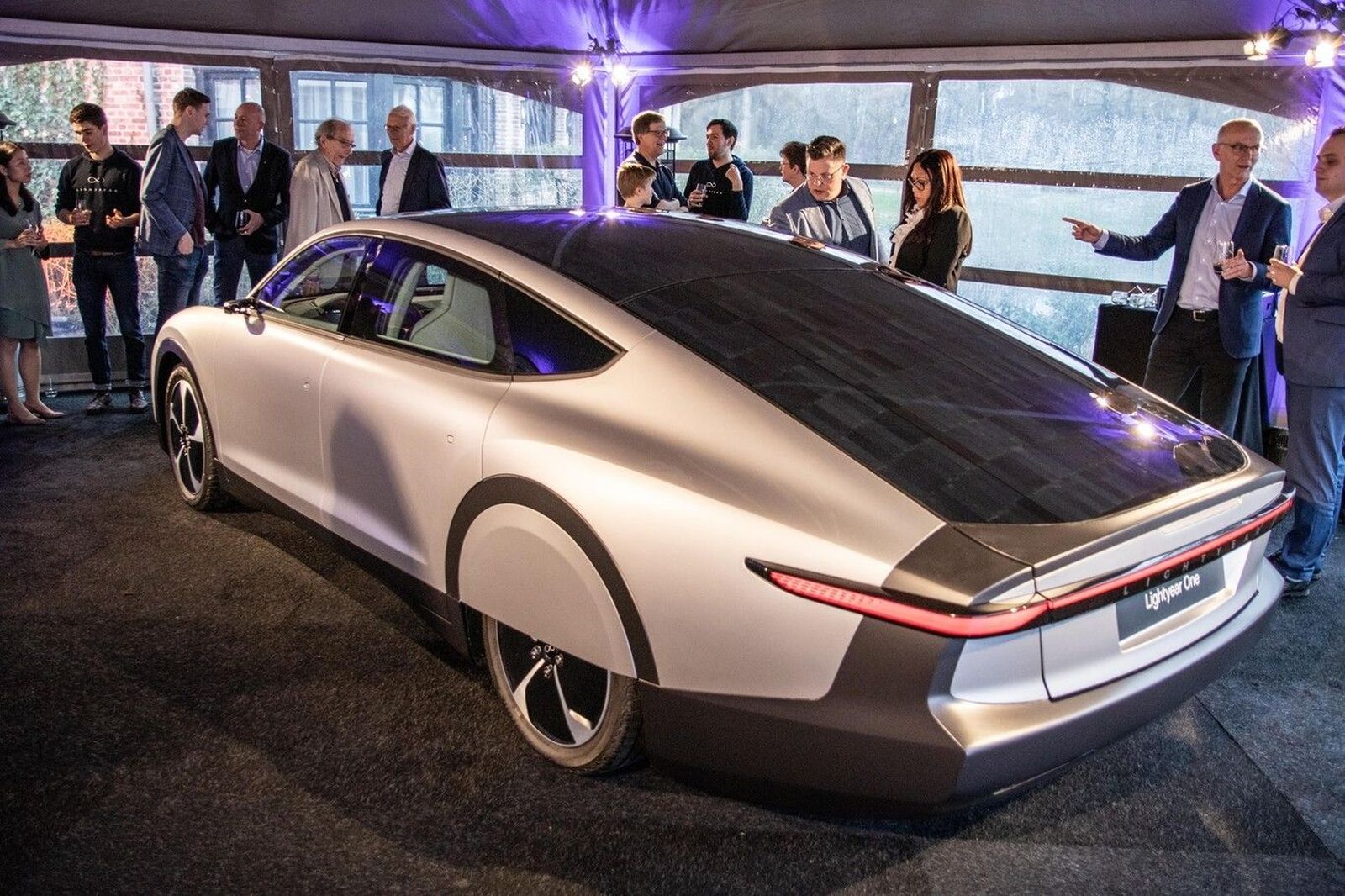 El coche eléctrico con energía solar ya es una realidad en Holanda y pronto llegará a España