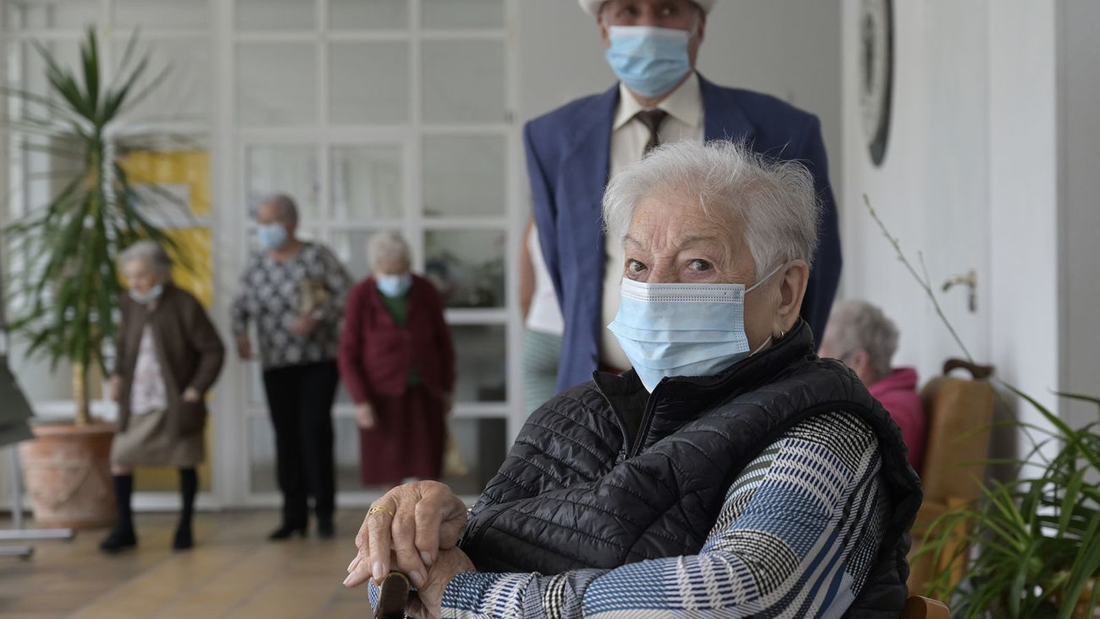 Personas mayores con mascarillas