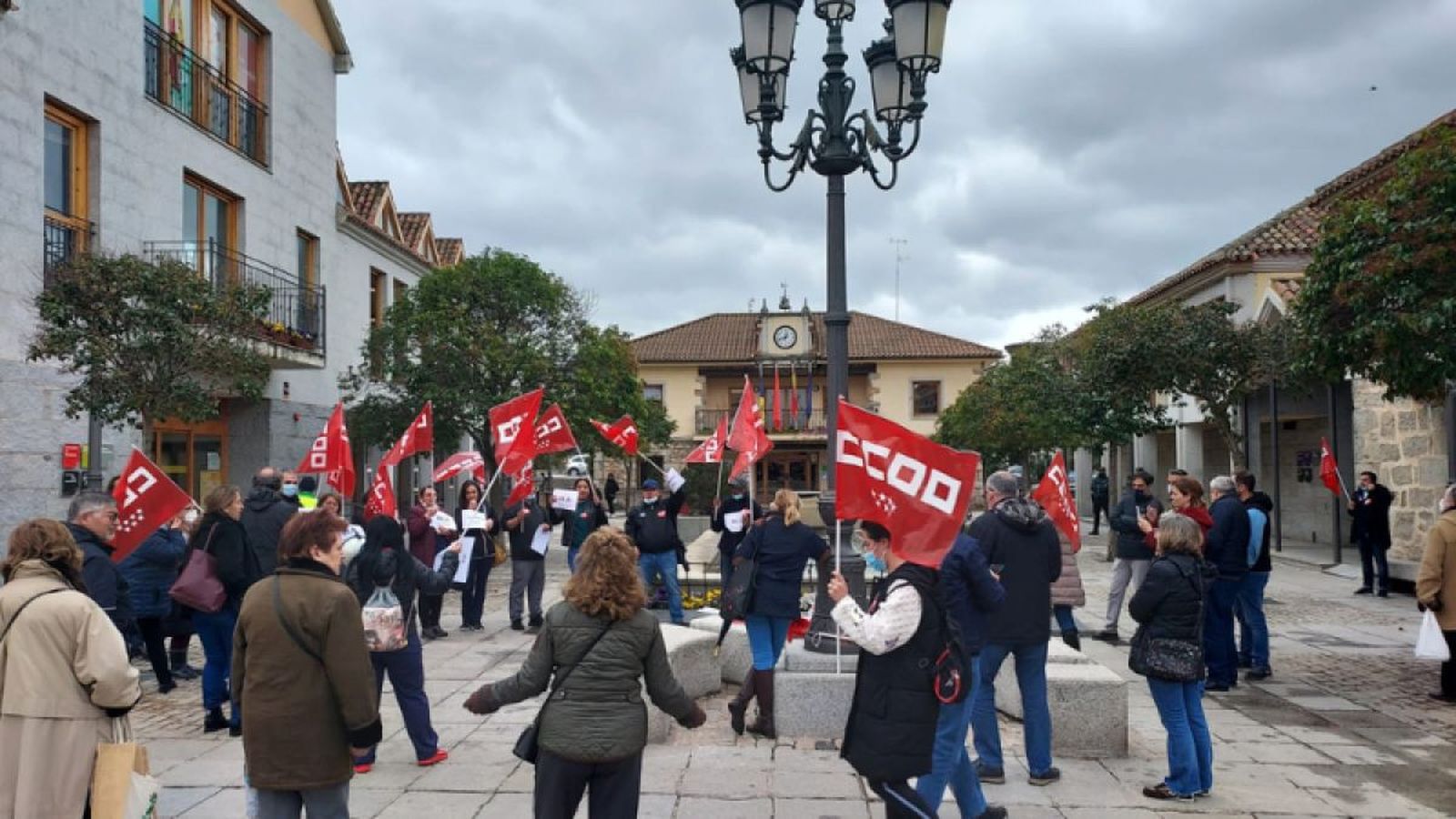 Trabajadores de limpieza en edificios municipales de Torrelodones