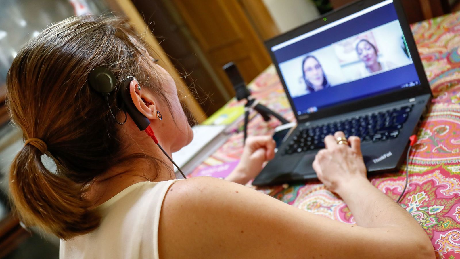 Una profesora teletrabajando