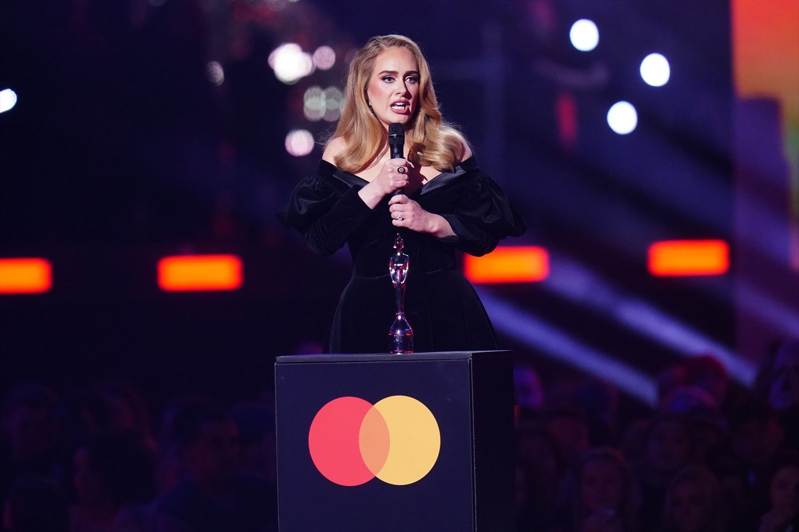 La cantante Adele, tras recibir un premio en Londres