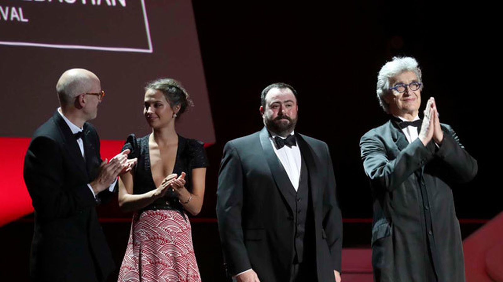 El realizador alemán, Wim Wenders , junto a los actores, Alicia Vikander, y Celyn Jones, asi como el escritor, Jonathan M. Lega