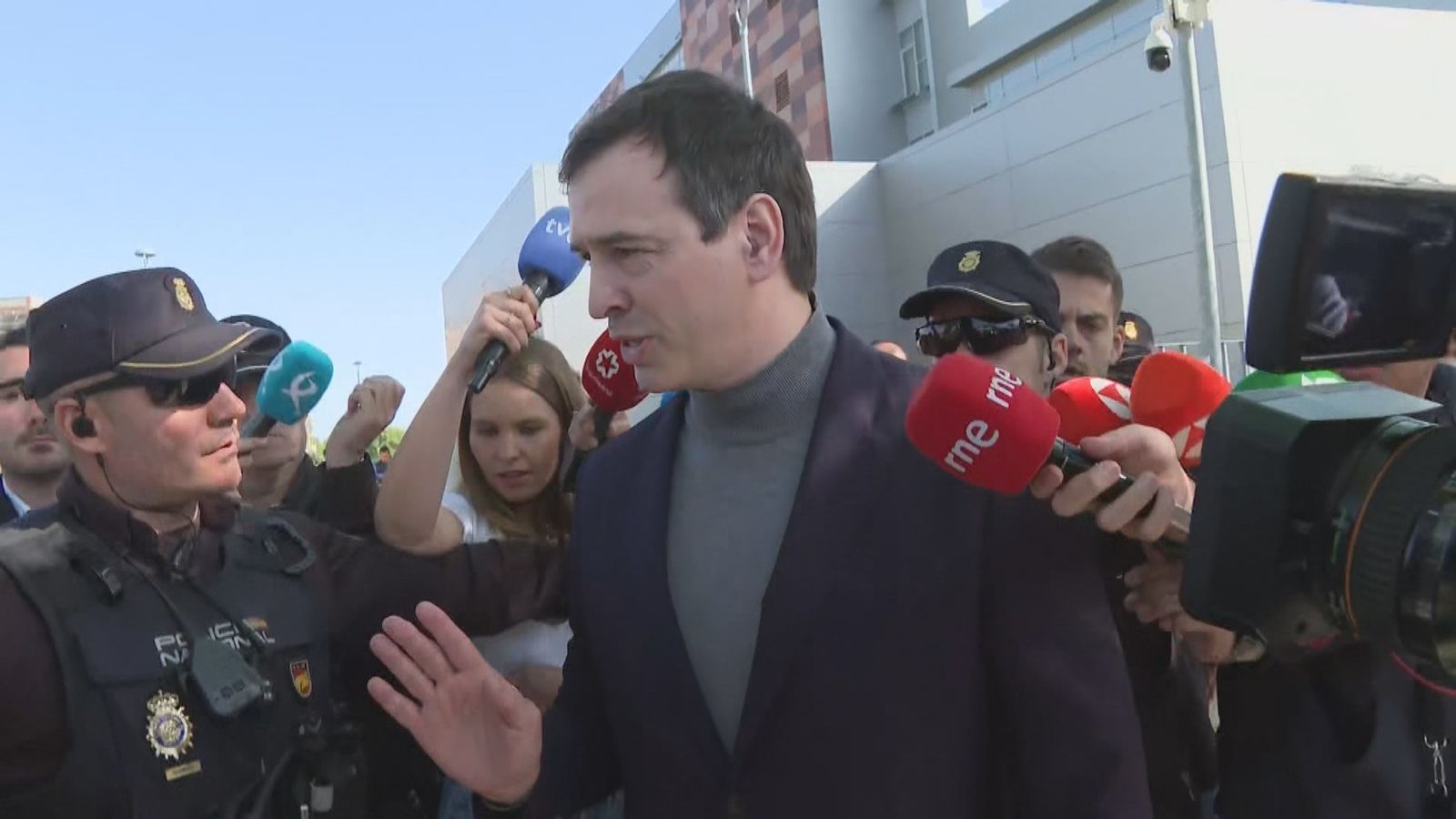 El hermano de Sánchez, a juicio por dos delitos.