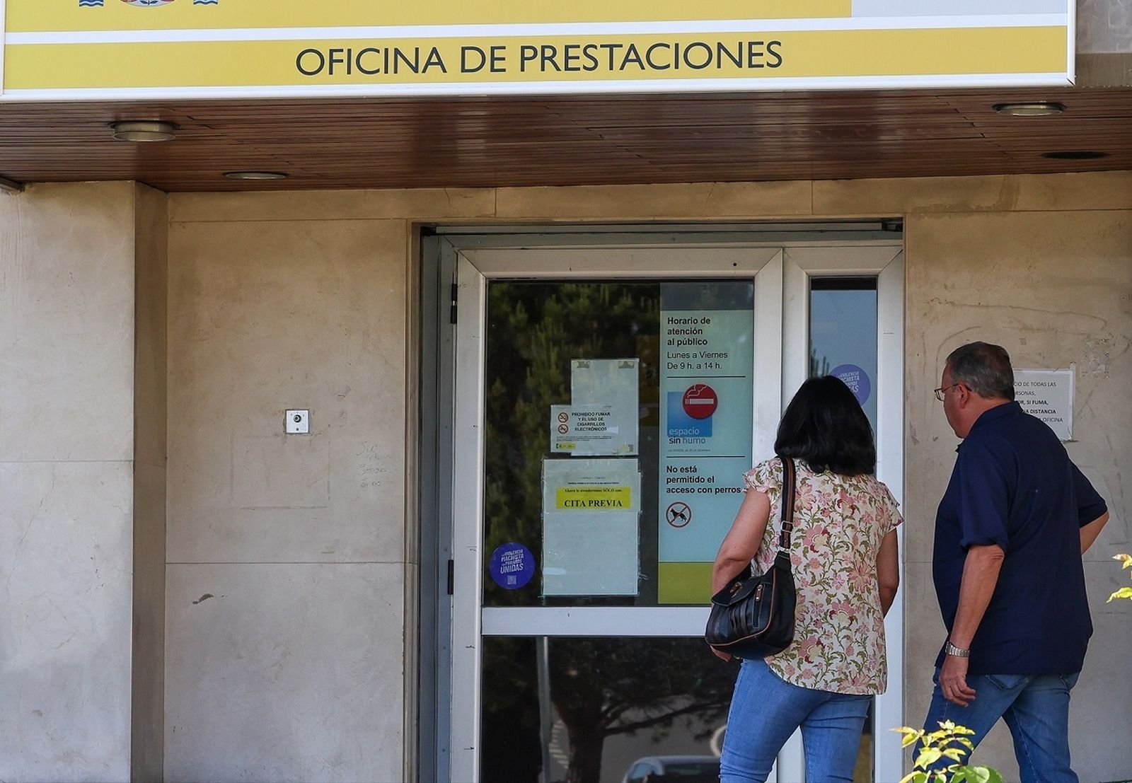 Dos personas entran en una oficina de empleo