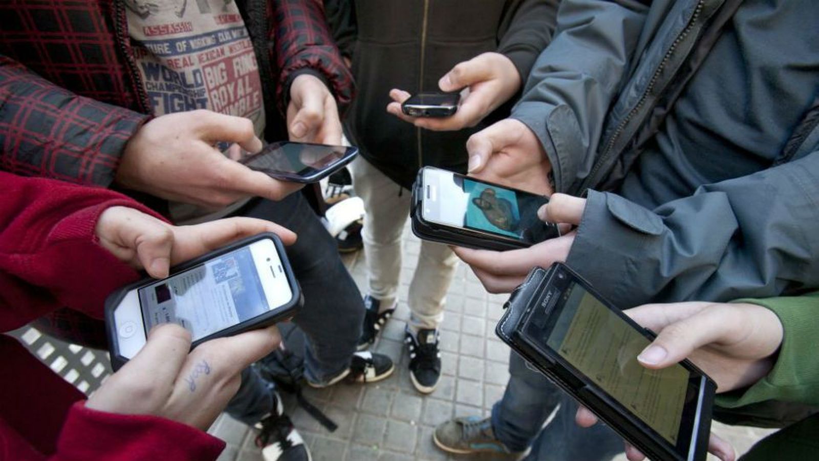Permanecemos dos horas de media al día enganchados al móvil