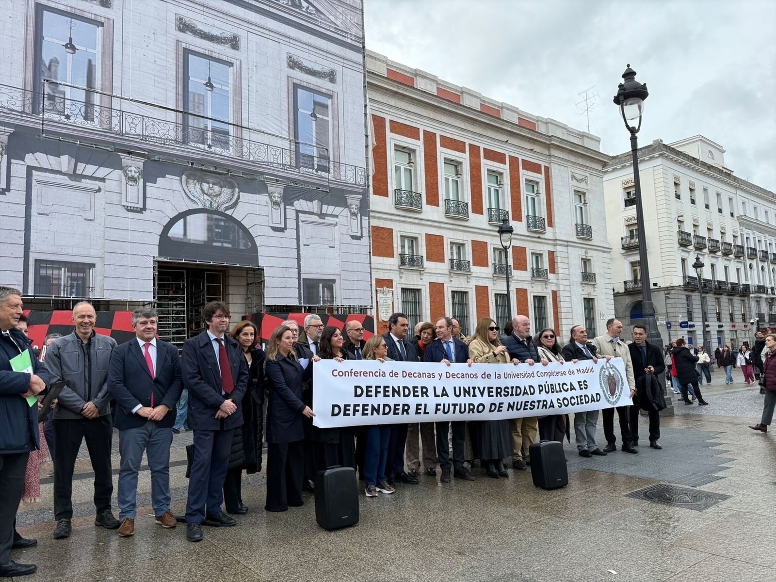 Concentración de los 26 decanos de la Universidad Complutense de Madrid frente a la Presidencia del Gobierno regional