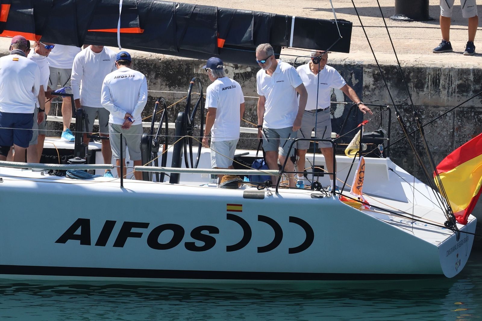El Rey Felipe VI a bordo del Aifos