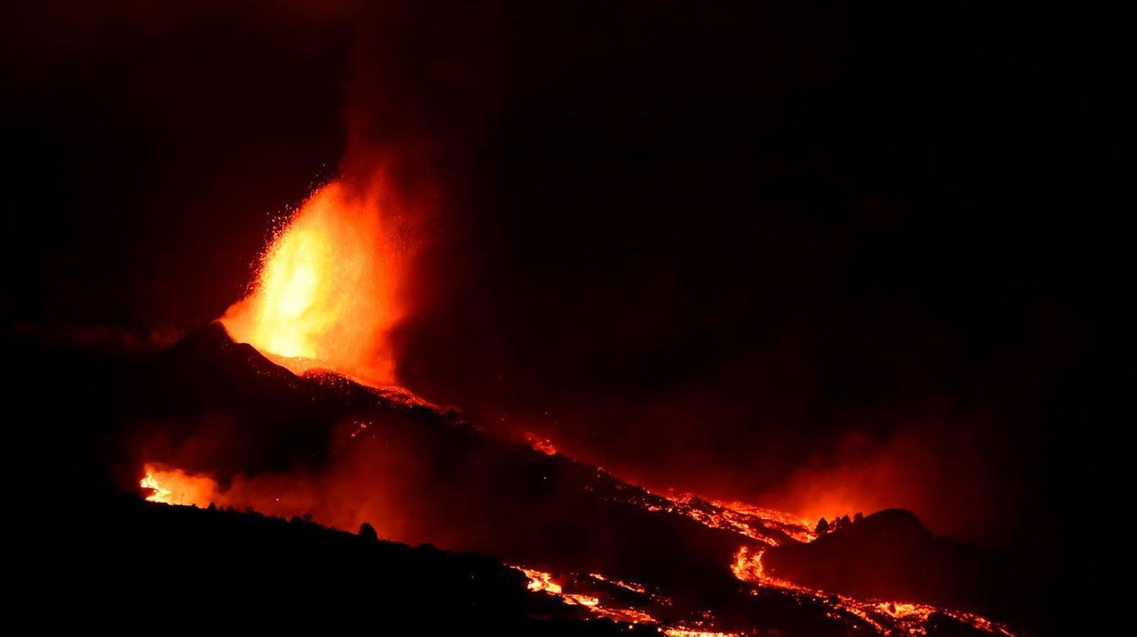 Emerge una nueva boca eruptiva en La Palma y hay más evacuaciones