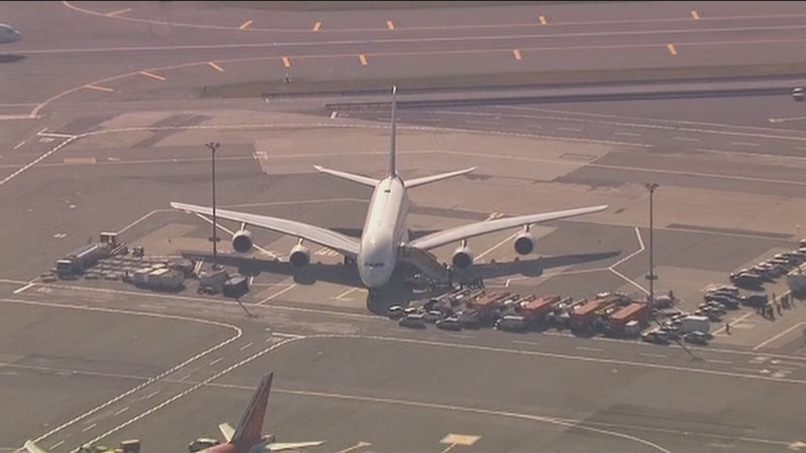 Los pasajeros del avión puesto en cuarentena en Nueva York tienen gripe