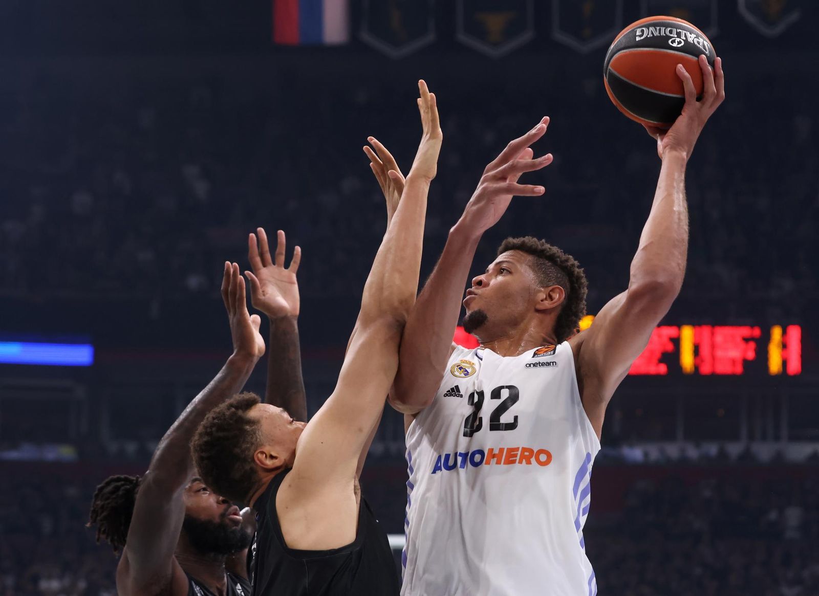 Tavares ante el Partizán