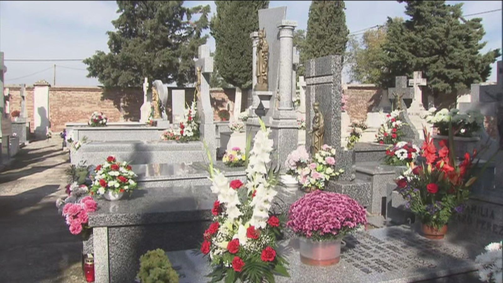 Escasa afluencia a los cementerios madrileños en el Día de Todos los Santos