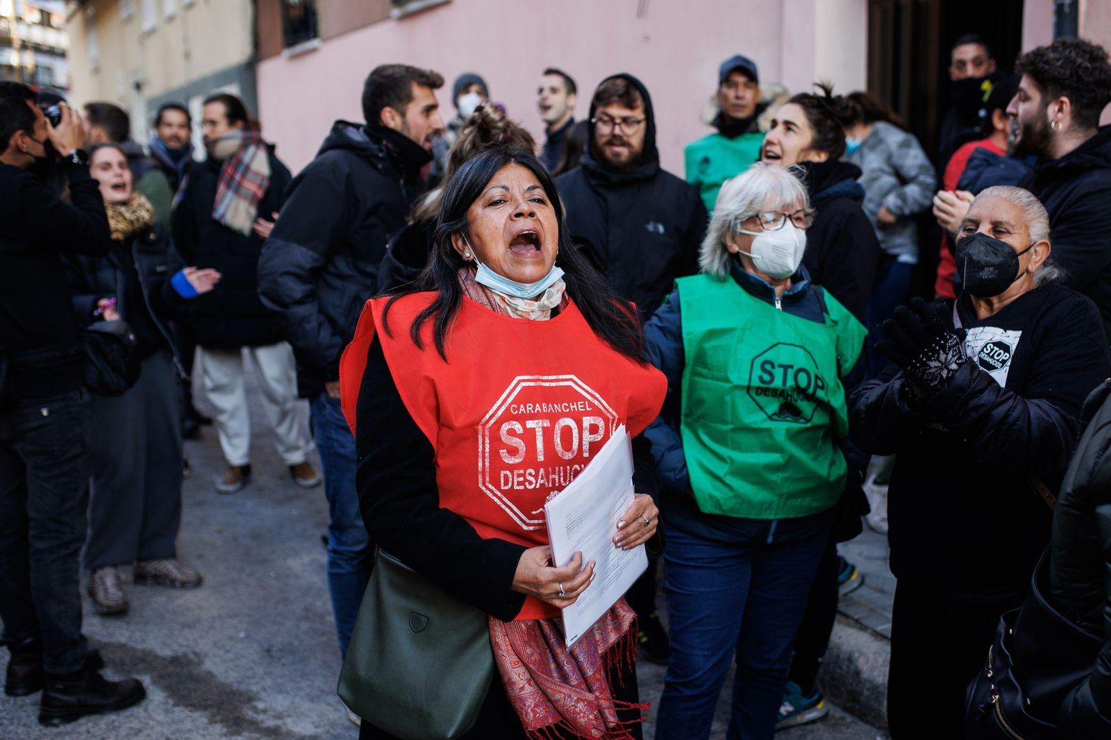 Varios activistas de la plataforma 'Stop desahucios', durante un intento de desahucio en Carabanchel