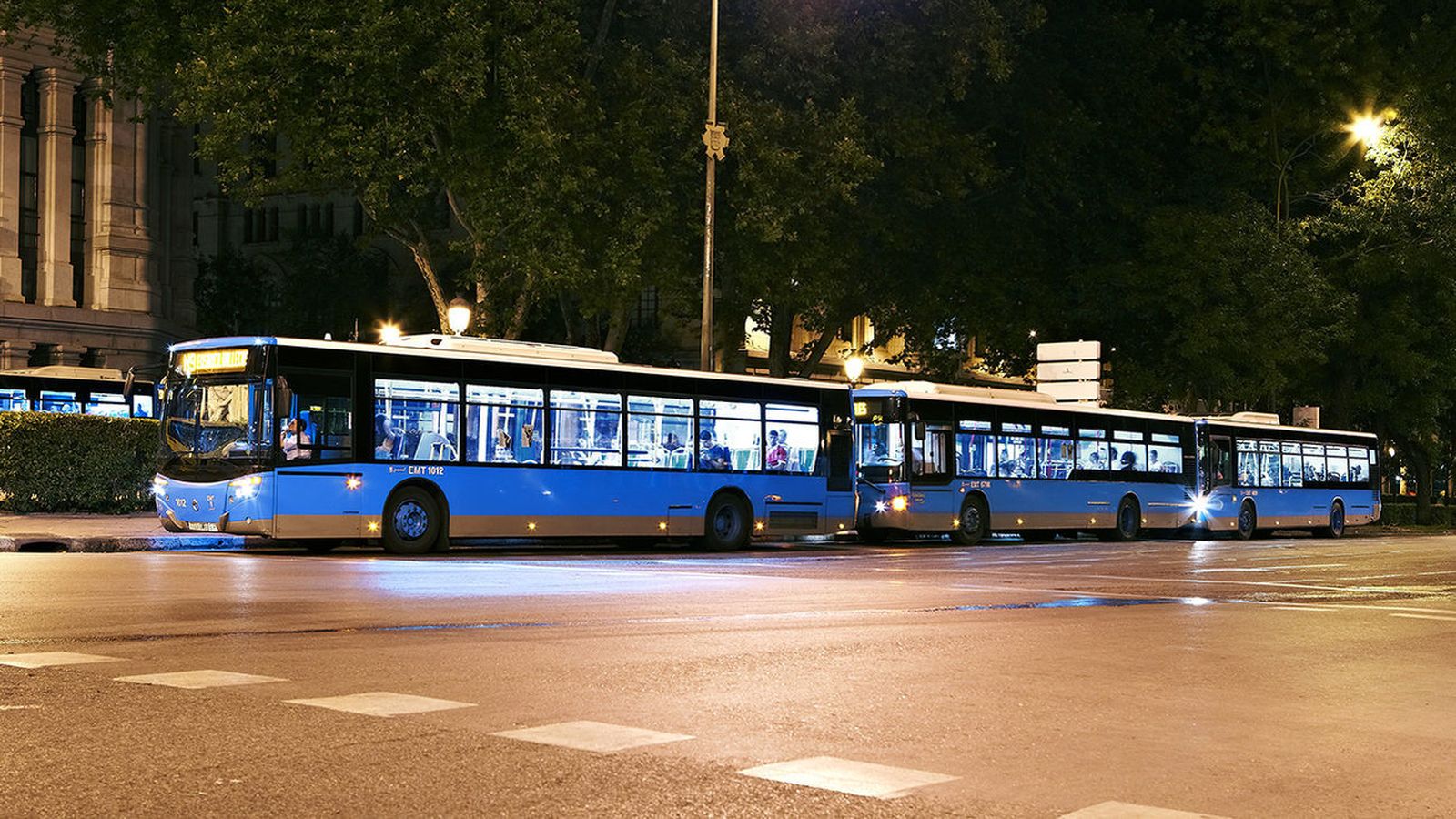 Autobuses nocturnos de la EMT en su cabecera de la Plaza de Cibeles