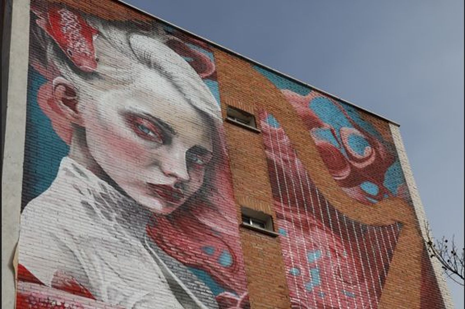 'Sirena', obra de Hugo Lomas 'Sfhir' en una de las fachadas de Fuenlabrada