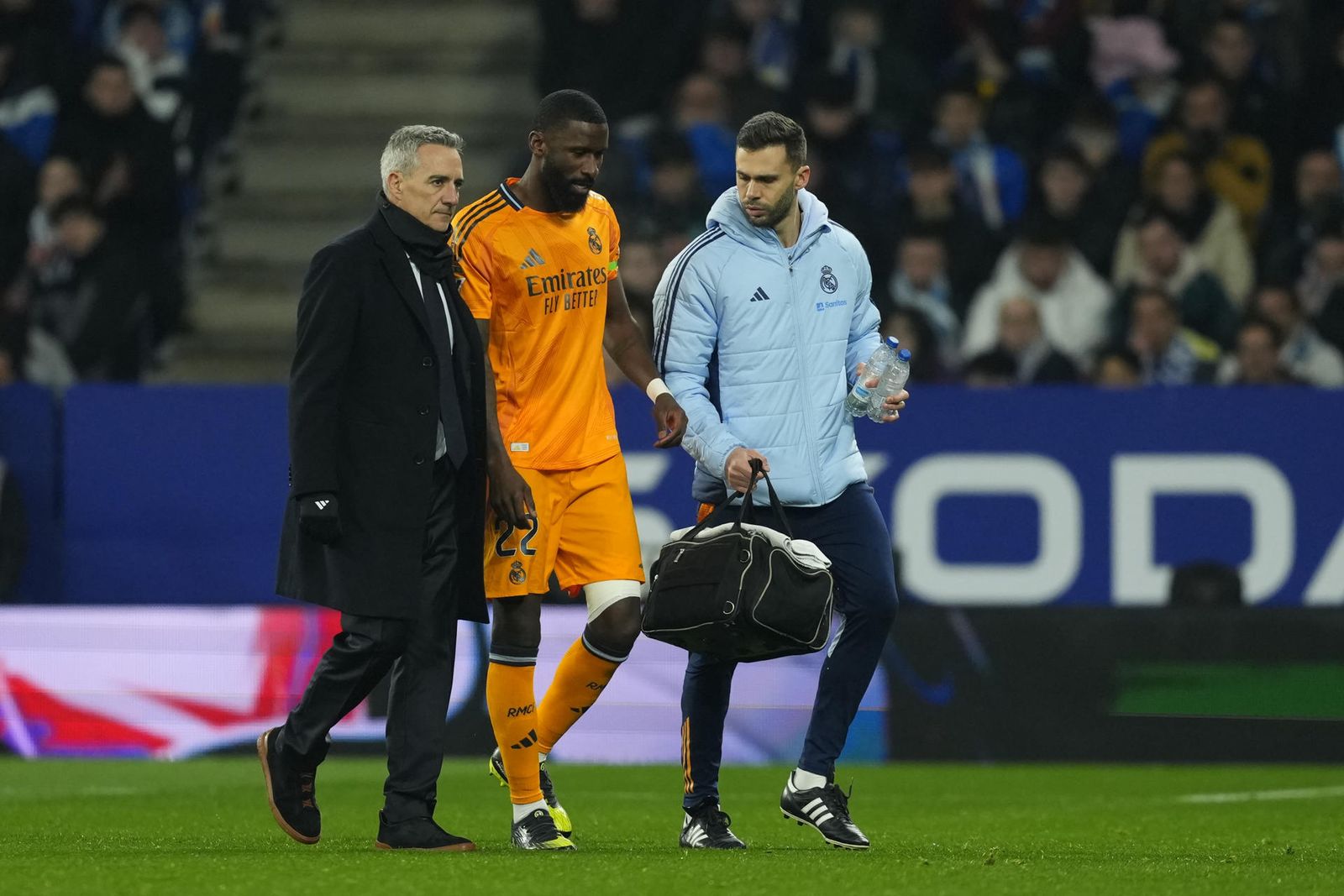 Antonio Rüdiger se retira tras caer lesionado durante el encuentro  ante el Espanyol en Cornellá