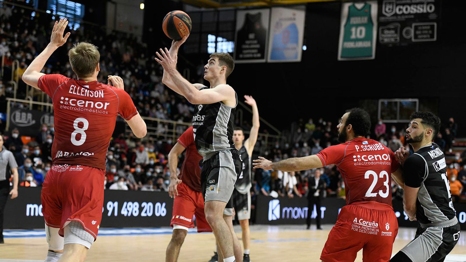El jugador del Fuenlabrada Z. Samar (c) con el balón los jugadores del Monbus Obradoiro durante el partido de Liga Endesa que disputan en el pabellón Fernando Martín de Fuenlabrada