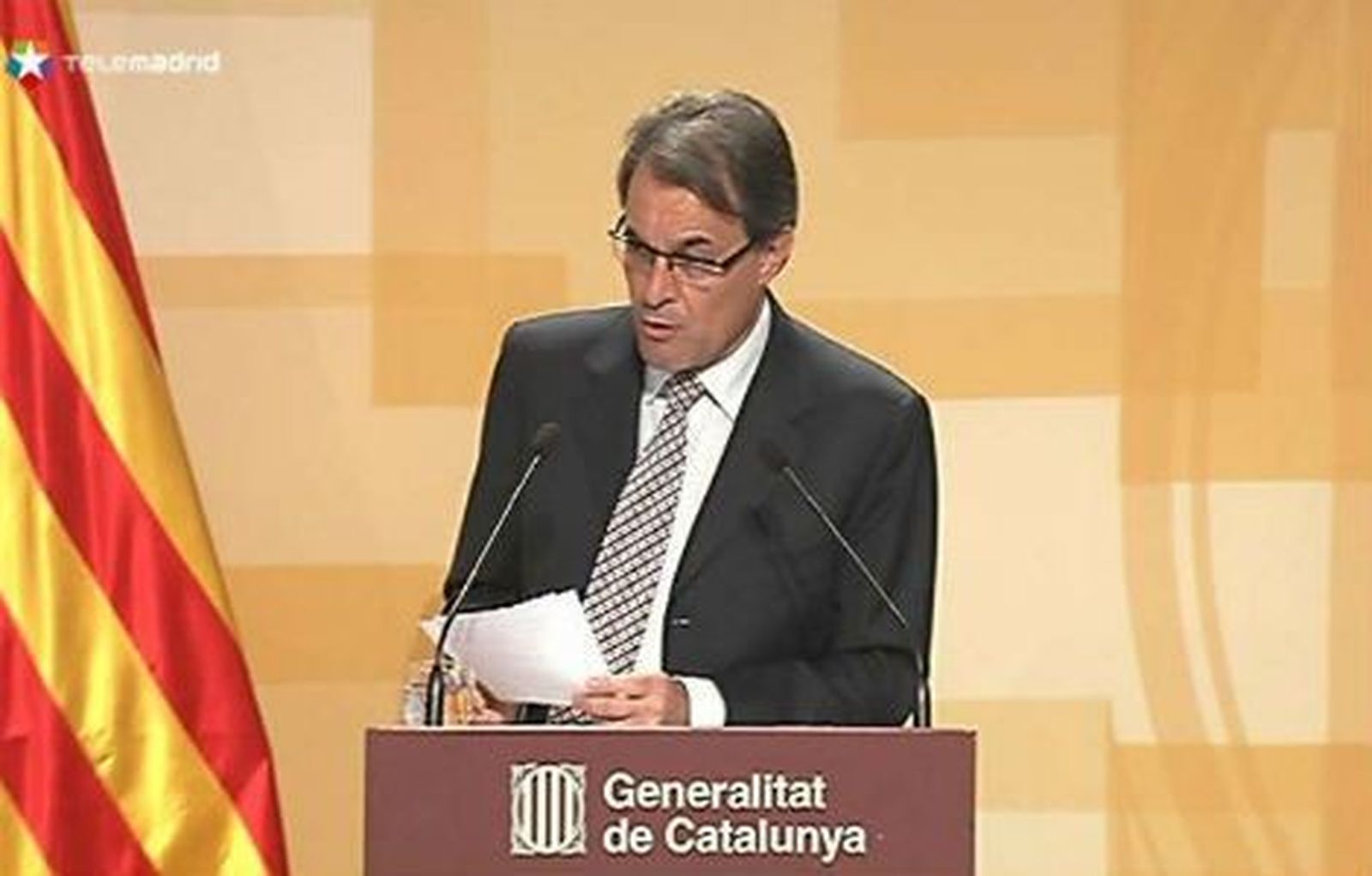 Mas prorroga los presupuestos y lleva al Gobierno a tribunales por el déficit